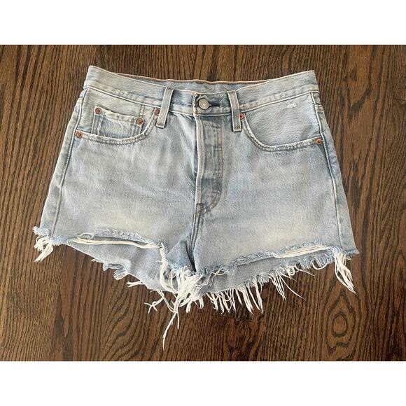 Levi’s Premium Denim Shorts Women size 27 distressed blue button fly - Picture 2 of 9